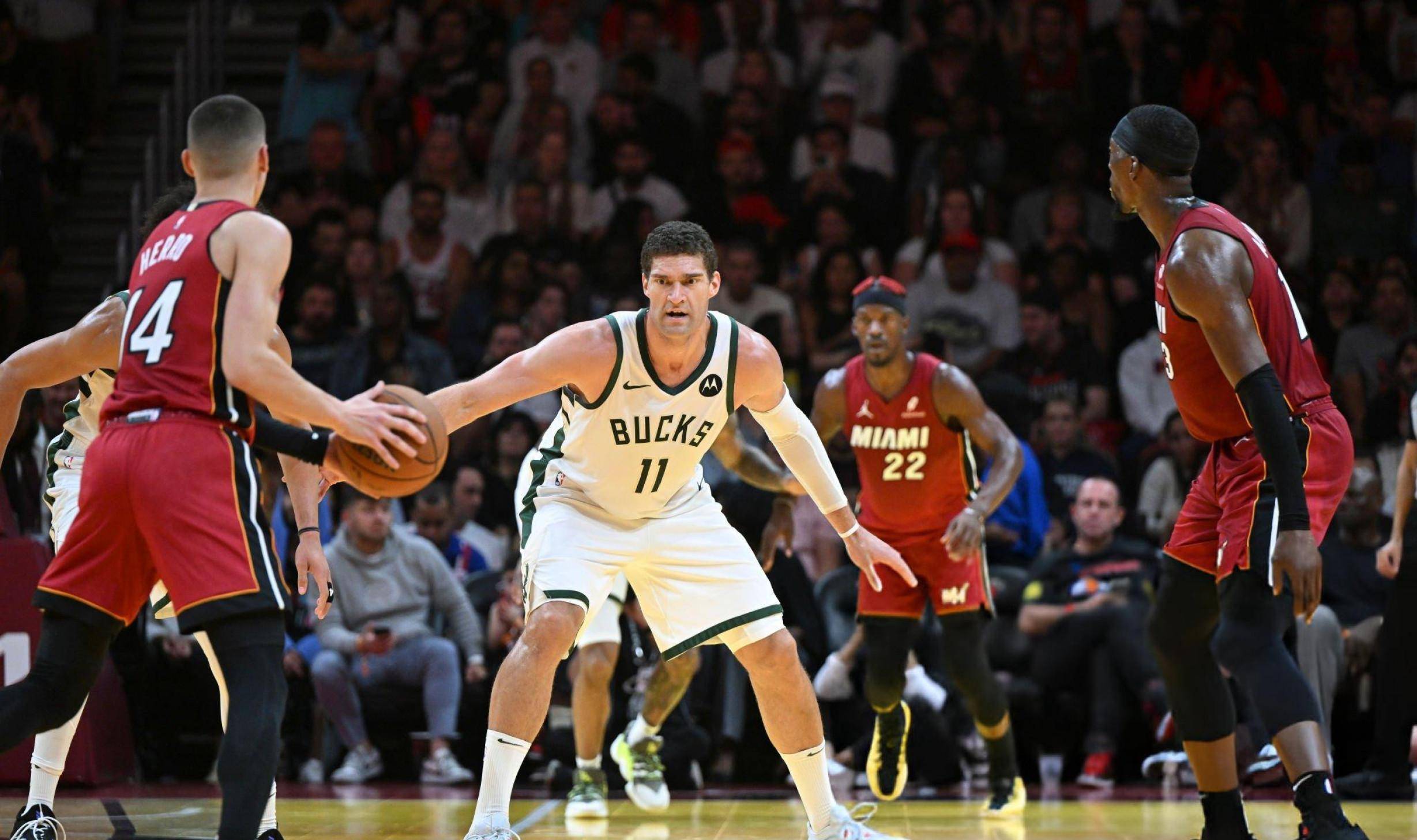 关于热火队战胜雄鹿队，稳居东部头名位置的信息