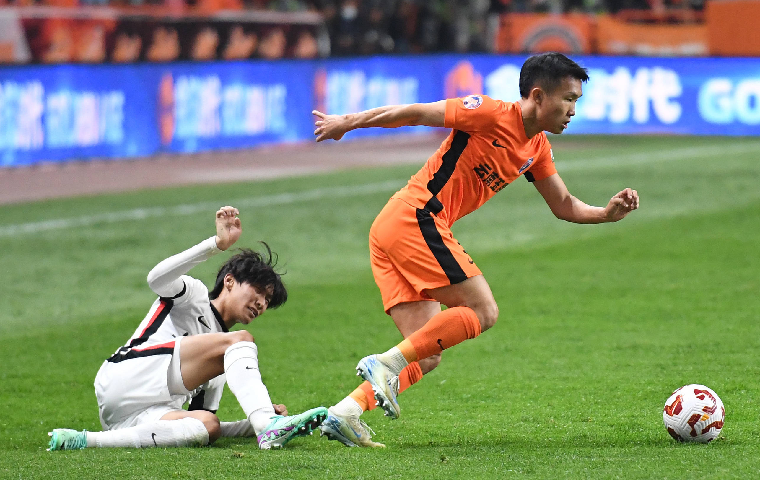 大连实德客场战胜山东泰山，止住颓势的简单介绍