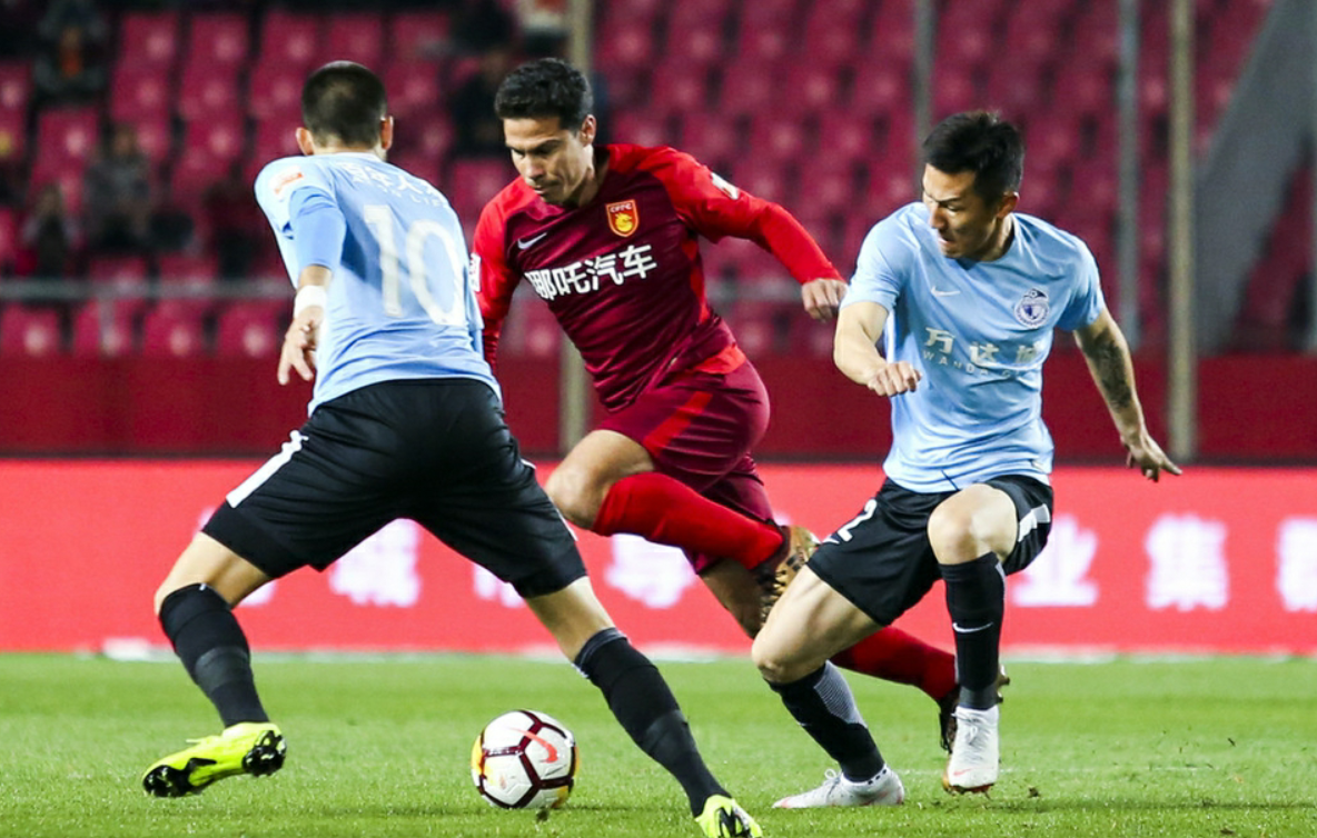 开云体育app-南美洲联赛外援争议，引发联赛裁判考虑