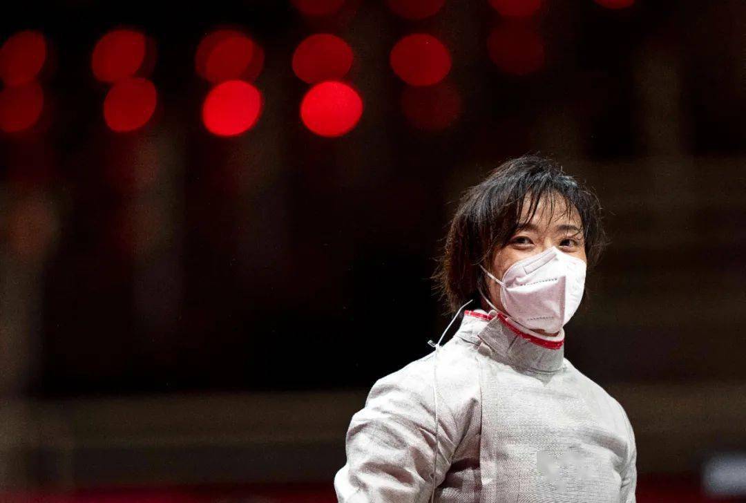 格鲁吉亚击剑选手飒爽夺冠