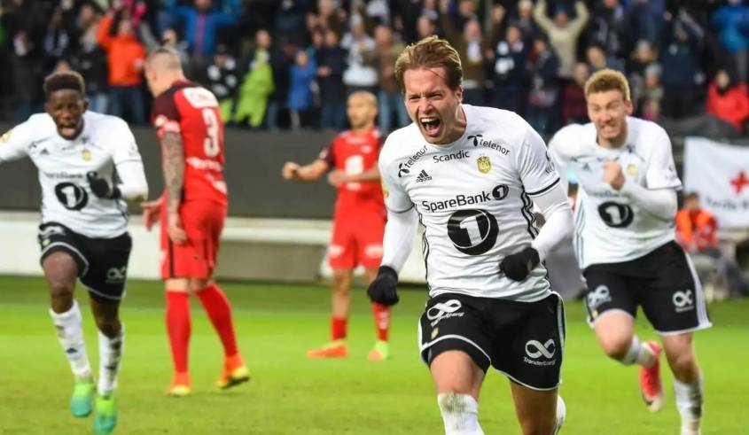 关于沙尔克在主场获得关键胜利，扭转颓势的信息