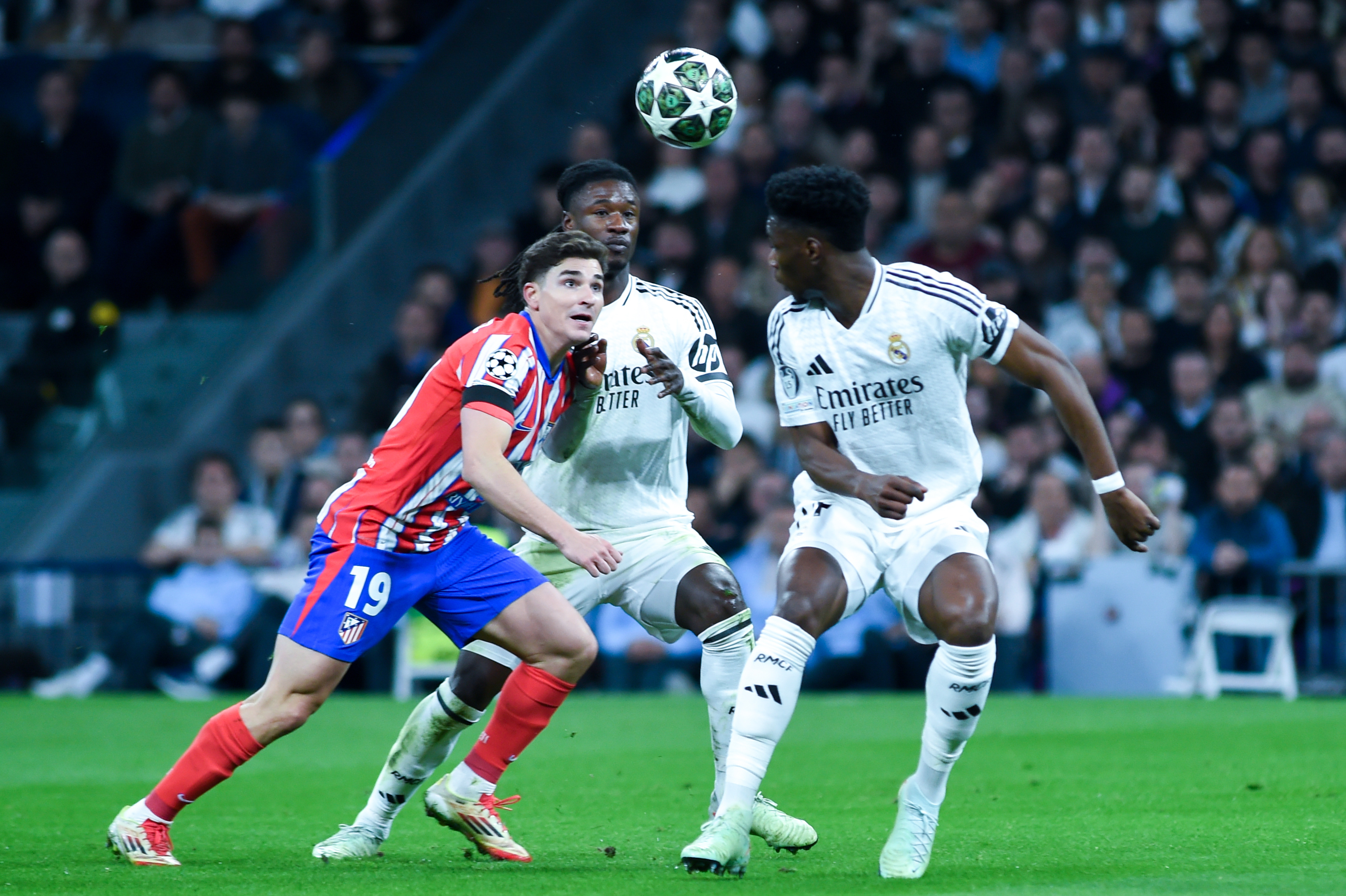 开云体育在线-皇马球员集体进攻，大胜对手