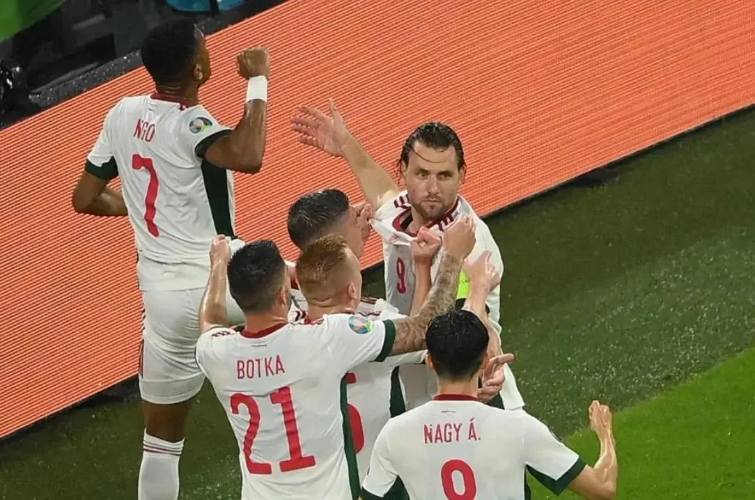 关于匈牙利队克服困难，晋级下一轮的信息