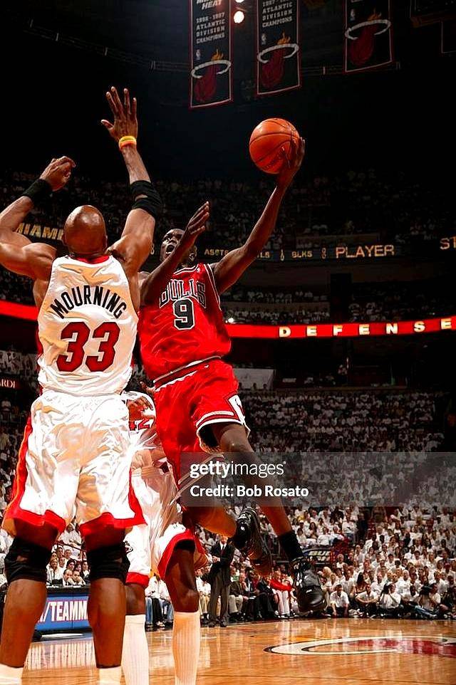 热火战胜公牛，取得赛季首胜