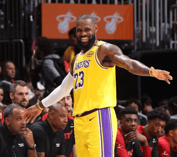 篮球明星因伤退出明星赛