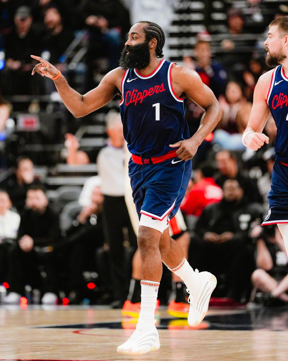 快船全队爆发，轻松击溃热火的简单介绍