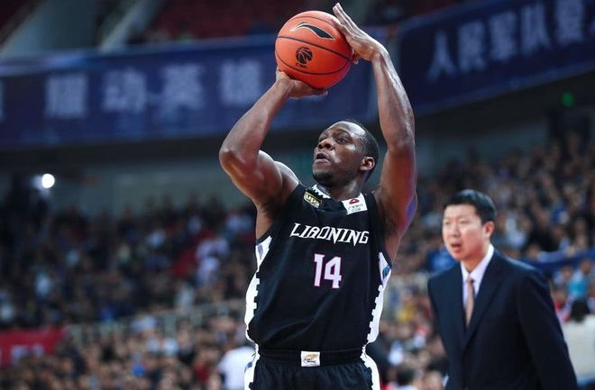 湖北男篮艰难拼搏，豪取胜利后掌声雷动