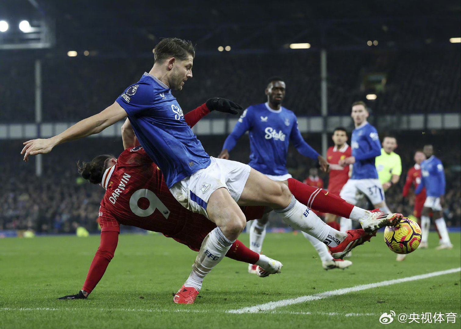 切尔西客场逆转埃弗顿，保持不败