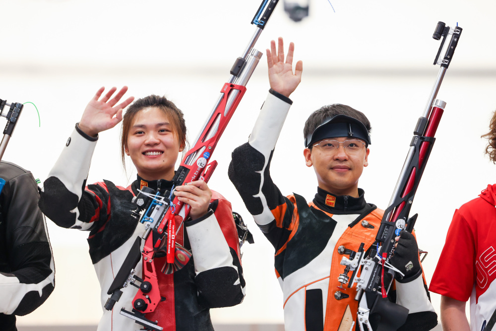 包含射击赛场实力爆棚，金牌摆在选手手中的词条